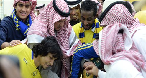 خاص بالفيديو .. عقد الغامدي يبث الروح في مدرجات درة الملاعب